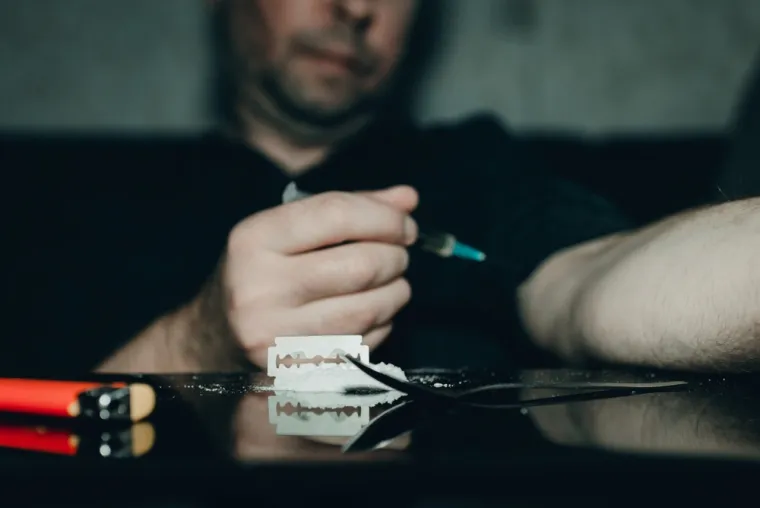 Definicija bliskog kontakta: Bliski kontakti su osobe koje su bile u kontaktu s oboljelom osobom u razdoblju od 7 dana prije početka simptoma do 24 h nakon početka antibiotske terapije i na njih se odnosi barem jedan od dolje navedenih kriterija: članovi zajedničkog kućanstva, spolni kontakti i/ili dijeljenje zajedničkog kreveta, osobe koje su imale direktni kontakt sa sluznicama ili izlučevinama oboljele osobe bez za&scaron;titne opreme, osobe koje injektiraju droge i koristile su isti pribor, djeca u istoj vrtićkoj skupini i osobe koje dijele sobu (npr. u studentskom domu, domu za starije, bolnici).