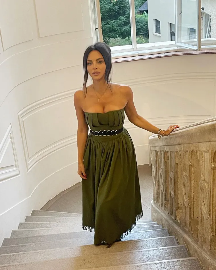 'Meni je taj rad puno pomogao. Zahvalna sam &scaron;to sam dobila dvije predivne kolegice s kojim sam uspostavila i prijateljske odnose. I da, ponekad se bavimo i te&scaron;kim pričama, ali nisu sve te&scaron;ke, neke su i vesele, bizarne jer se bavimo fenomenima. I vidim da me te stvari vi&scaron;e pogađaju nego prije. Posljednje gostovanje jedne majke koja je bila heroinska ovisnica i pričala je o svom te&scaron;kom i trnovitom putu do izlječenja je za mene bilo tako stra&scaron;no svjedočanstvo da sam ja cijeli njen iskaz u studiju preplakala. Sada naprosto suze same krenu, iako nisam osoba koja često plače. Kada osjeti&scaron; na svojoj koži koliko život može biti okrutan, puno dublje suosjeća&scaron; nego ranije. Živjela sam u balonu od sapunice koji se doslovce rasprsnuo preko noćo kada mi je suprug preminuo'.