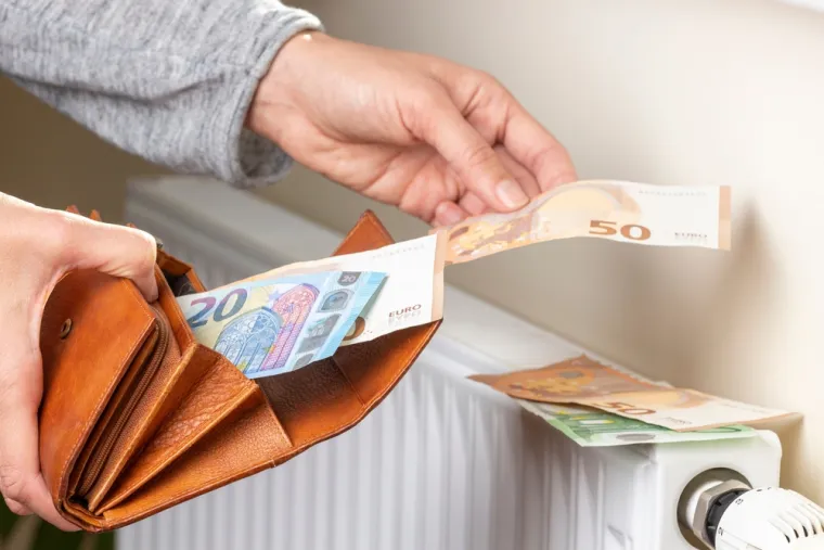 4. Podijelite plaću: Kada dobijete plaću, Dave savjetuje da je podijelite na tri dijela. Izdvojite 50 posto zarade za račune i osnovne stvari, 30 posto za slobodno vrijeme kao što su izlasci ili druge aktivnosti i 20 posto je namjenjeno za štednju.