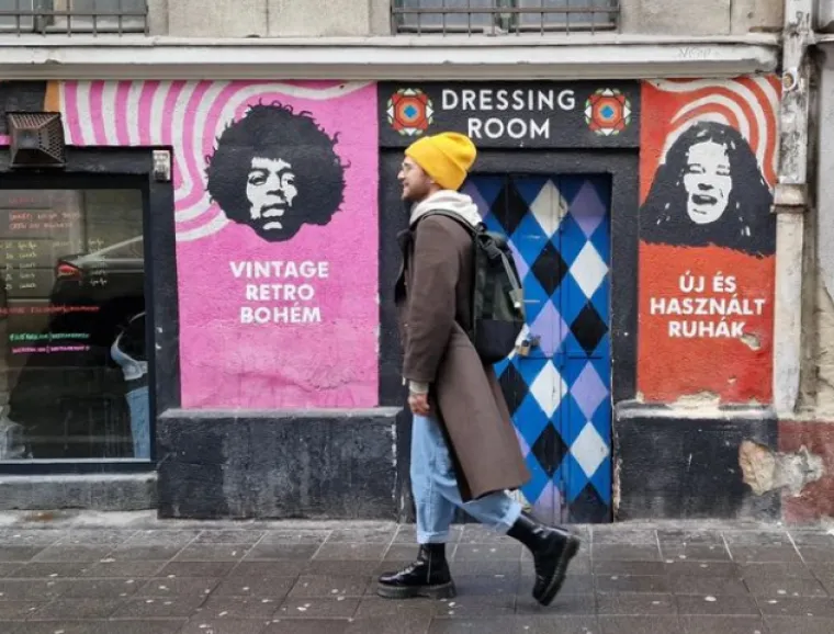 "Malo sunčanje, vintage nju&scaron;kanje pa popodnevno kino, opet sunčanje, za ručak vijetnamska spiza drugi dan. Recite mi da nisam jedini koji traži vijetnamske restorane di god dođe. I za kraj misec ko iz bajke", napisao je. 