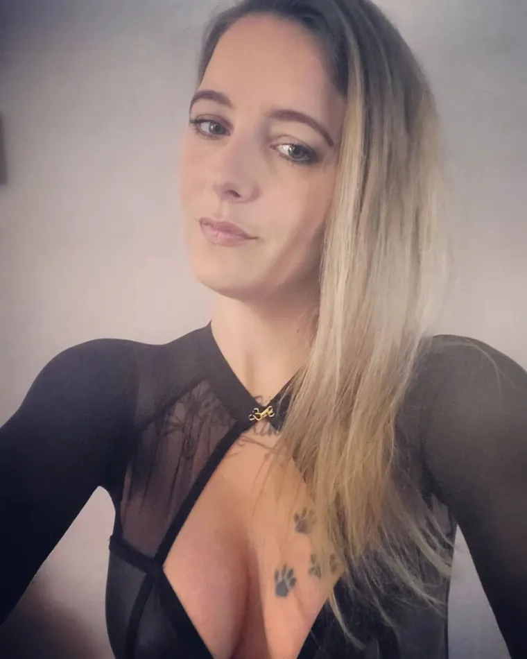 Odgovor jo&scaron; nije stigao: Odlučila se sama oglasiti nakon &scaron;okantne ponude koju je njezin suprug dao drugom mu&scaron;karcu