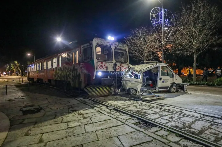 Nestvarne scene na pulskoj Rivi: Vlak s nekoliko putnika se zabio u kombi i gurao ga nekoliko stotina metara