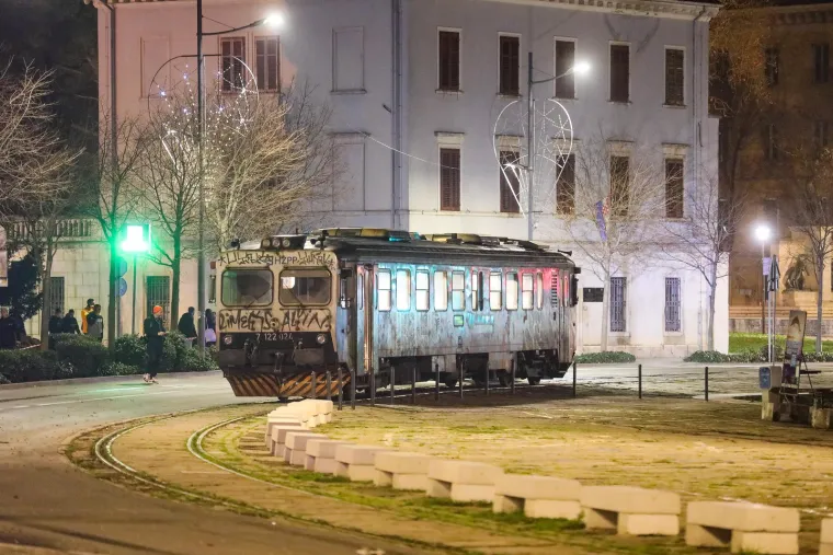 Nestvarne scene na pulskoj Rivi: Vlak s nekoliko putnika se zabio u kombi i gurao ga nekoliko stotina metara
