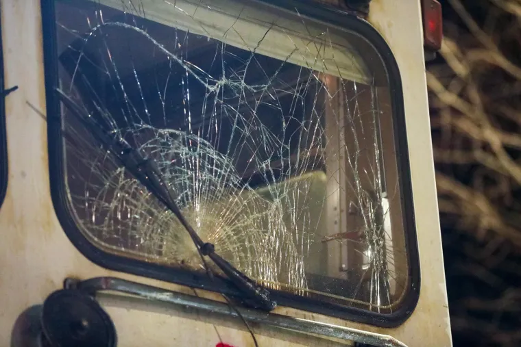 Nestvarne scene na pulskoj Rivi: Vlak s nekoliko putnika se zabio u kombi i gurao ga nekoliko stotina metara