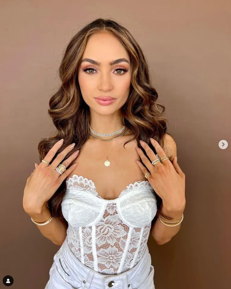 Zatim, kada je dospjela među Top 3, upitali su je: &quot;Ako pobijedite na Miss Universe, kako ćete raditi na tome da pokažete da je ovo osnažujuća i napredna organizacija?&quot;