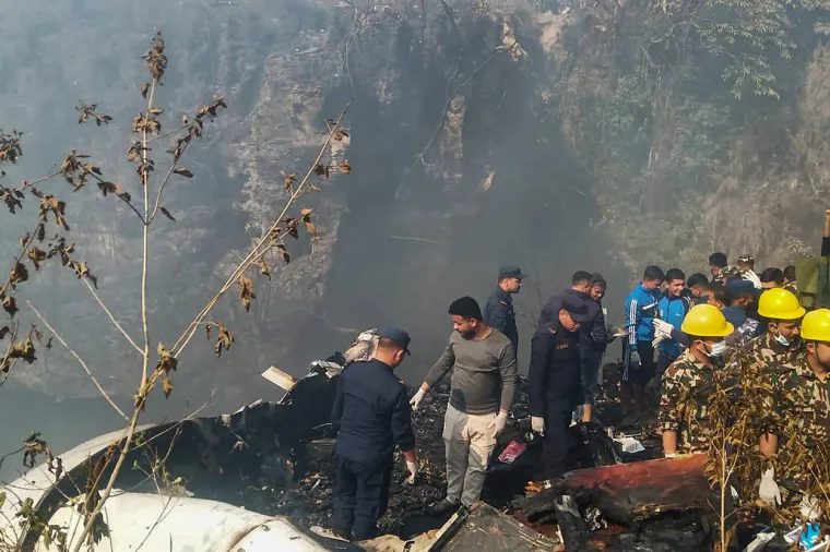 Kruže dramatične fotografije na kojima vojska i civili izvlače mrtve iz zapaljenog aviona: Ovo je nemoguće preživjeti...