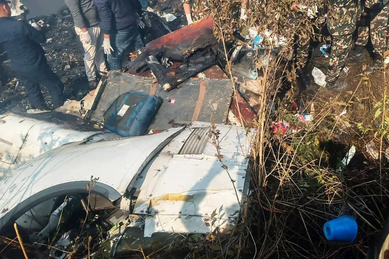 Kruže dramatične fotografije na kojima vojska i civili izvlače mrtve iz zapaljenog aviona: Ovo je nemoguće preživjeti...