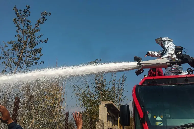 Kruže dramatične fotografije na kojima vojska i civili izvlače mrtve iz zapaljenog aviona: Ovo je nemoguće preživjeti...