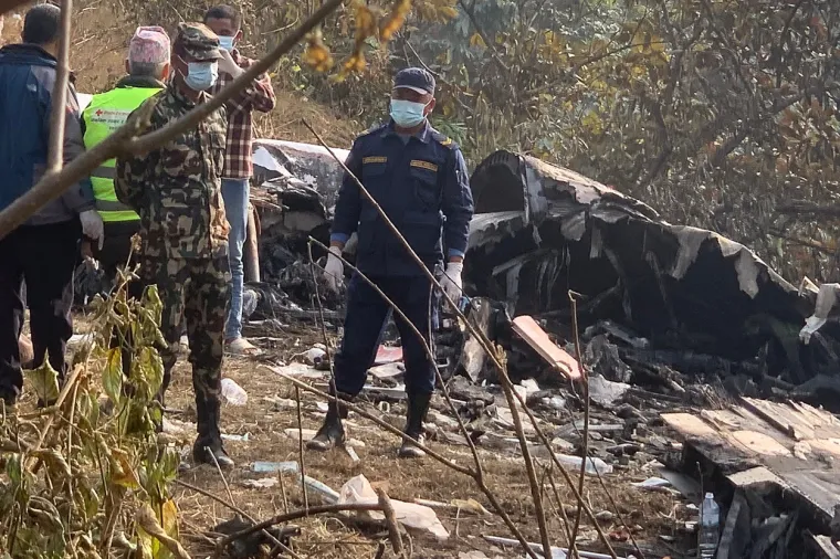 Kruže dramatične fotografije na kojima vojska i civili izvlače mrtve iz zapaljenog aviona: Ovo je nemoguće preživjeti...