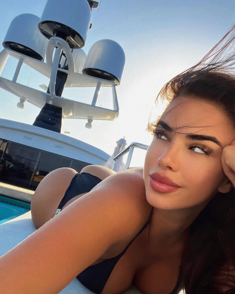 Ivana Knoll obnaženom stražnjicom ru&scaron;i Instagram: Ako vam je slučajno promaklo, osvanula je i u toplesu!