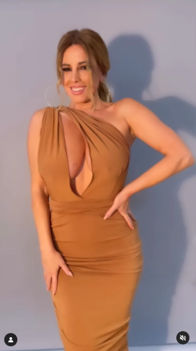 Nives Celzijus za ovu je haljinu trebala dodatni par ruku: Dekolte do pupka, a grudnjaku se zameo trag! Kad se okrenula...