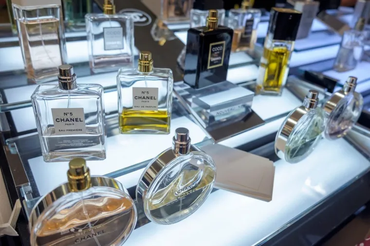Razlika između toaletnih voda i parfema: &quot;Razlika između kolonjske vode, parfemske vode, toaletne vode i samo parfema u aromatskom smislu apsolutno ne postoji. Razlika je samo u koncentraciji suhe materije. Isti miris na istoj osobi različito miriše u dvije različite situacije. Prije svega, parfem može vremenski drugačije trajati. Na primjer, uplašena osoba ili iživcirana osoba će imati sekreciju kroz znojne žlijezde - kemijski će mijenjati miris. Ako ste raspoloženi, taj isti miris ćete vi čak poboljšati i ljepše će mirisati&quot;, objasnio je Nenad Jovanov.