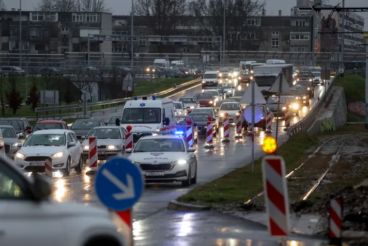 Kiša, radovi i kaos u Zagrebu. Gužve na rotoru prvog radnog dana od nastavka obnove