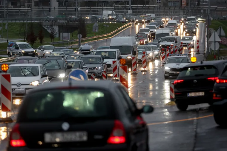 Kiša, radovi i kaos u Zagrebu. Gužve na rotoru prvog radnog dana od nastavka obnove