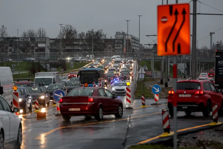 Kiša, radovi i kaos u Zagrebu. Gužve na rotoru prvog radnog dana od nastavka obnove