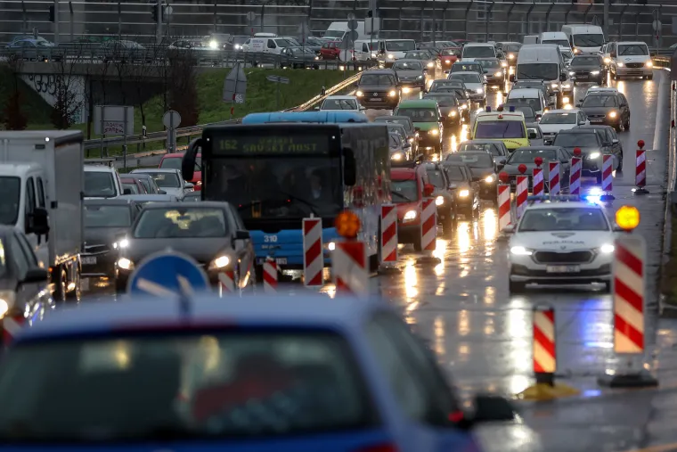 Kiša, radovi i kaos u Zagrebu. Gužve na rotoru prvog radnog dana od nastavka obnove