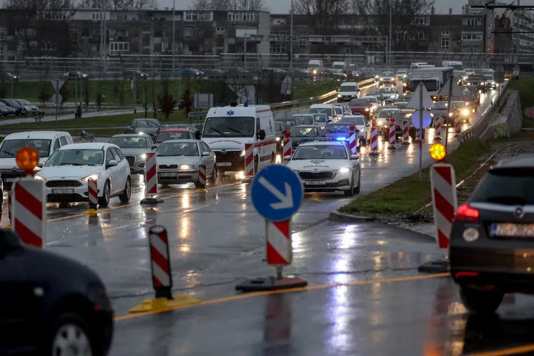 Kiša, radovi i kaos u Zagrebu. Gužve na rotoru prvog radnog dana od nastavka obnove