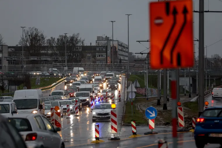Kiša, radovi i kaos u Zagrebu. Gužve na rotoru prvog radnog dana od nastavka obnove