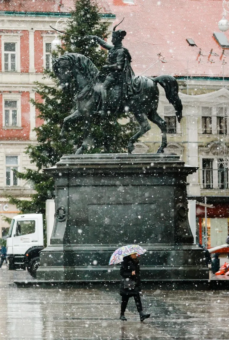 Snijeg pada u užem središtu Zagreba: Jeste li znali da današnji dan slovi kao najdepresivniji u godini?