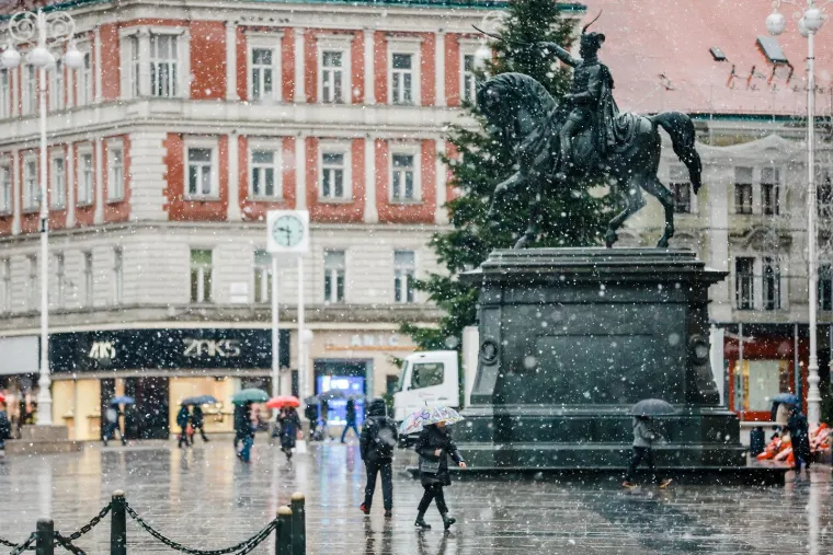 Snijeg pada u užem središtu Zagreba: Jeste li znali da današnji dan slovi kao najdepresivniji u godini?