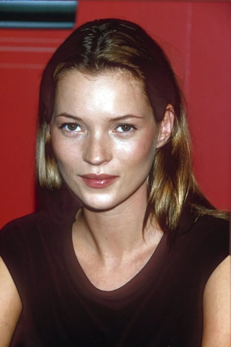 Najveći skandal u karijeri Kate Moss izbio je 2005. godine kada su britanski tabloidi objavili fotografije na kojima navodno konzumira kokain. Skandal je izazvao globalnu medijsku buru i rezultirao prekidom ugovora s brojnim poznatim brendovima, uključujući H&amp;M, Chanel i Burberry, što ju je dovelo do značajnih financijskih gubitaka. Unatoč tome, Kate je uspjela vratiti svoj ugled nakon što je potražila stručnu pomoć i izdala javnu ispriku.