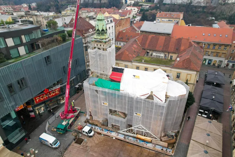 Pogledajte uklanjanje zvonika s crkve na Cvjetnom trgu koja je teško stradala u potresima
