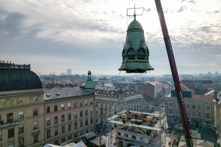 Pogledajte uklanjanje zvonika s crkve na Cvjetnom trgu koja je teško stradala u potresima