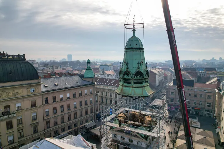 Pogledajte uklanjanje zvonika s crkve na Cvjetnom trgu koja je teško stradala u potresima