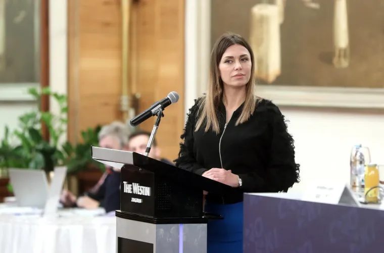 Naime, Mila je karijeru počela graditi na Hrvatskoj televiziji, prvo u emisiji &quot;Dobro jutro, Hrvatska&quot;, a onda u Sportskom programu HTV-a.
&quot;Pa eto, napokon mogu reći da odlazim, svako malo, još nisam otišla u potpunosti, ali sam fokus definitivno prebacila na inozemstvo u svakom smislu i tamo sam većinu svog vremena&quot;, poručila je tada jedna od najljepših Hrvatica, koja je imala posebno težak put što se tiče privatnog života...