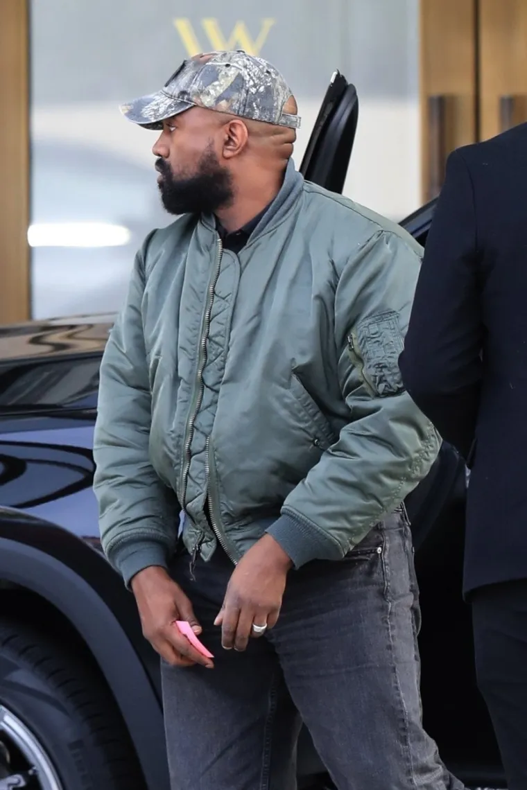 TMZ je u petak izvijestio da su se West i Bianca nedavno vjenčali na tajnoj i intimnoj ceremoniji, no nije poznato jesu li predali vjenčani list kako bi brak bio legalan.