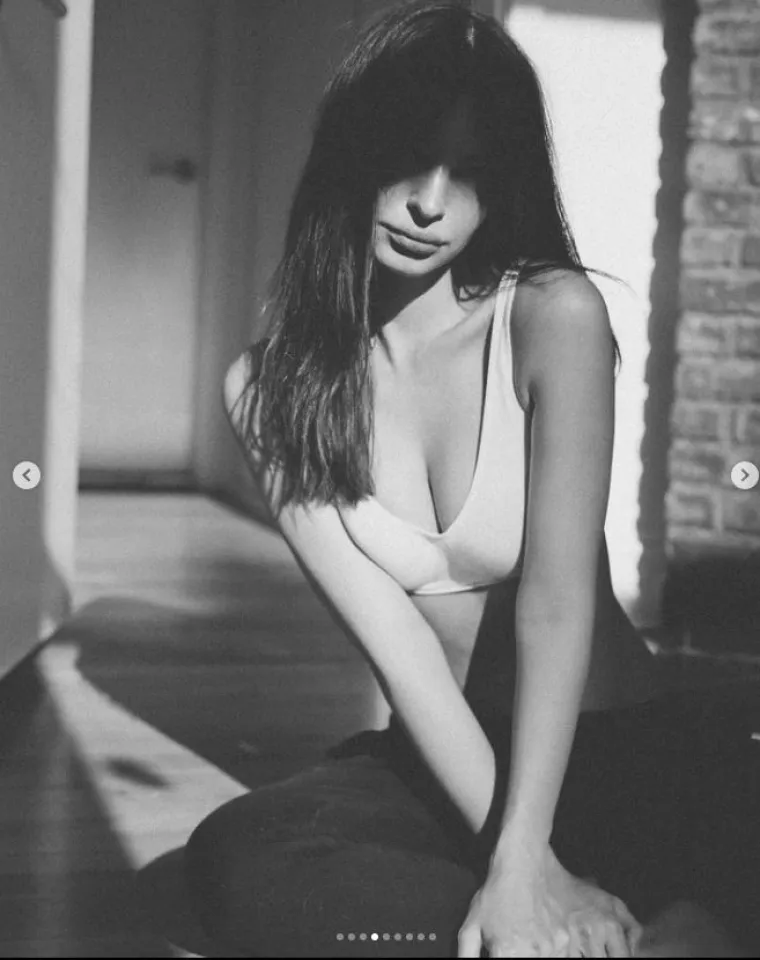 Emily Ratajkowski nabacila prozračnu majicu bez grudnjaka: 'Ako ti se gumbi otkopčaju, bit će mrtvih'