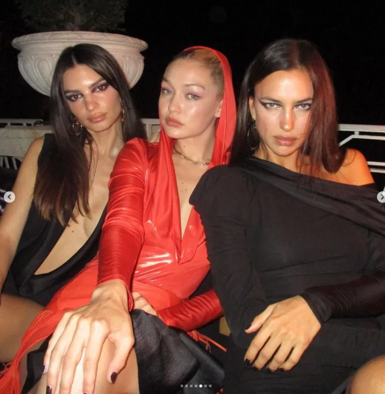 Emily Ratajkowski nabacila prozračnu majicu bez grudnjaka: 'Ako ti se gumbi otkopčaju, bit će mrtvih'