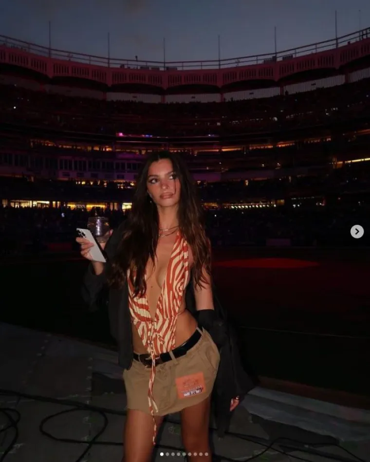 Emily Ratajkowski nabacila prozračnu majicu bez grudnjaka: 'Ako ti se gumbi otkopčaju, bit će mrtvih'