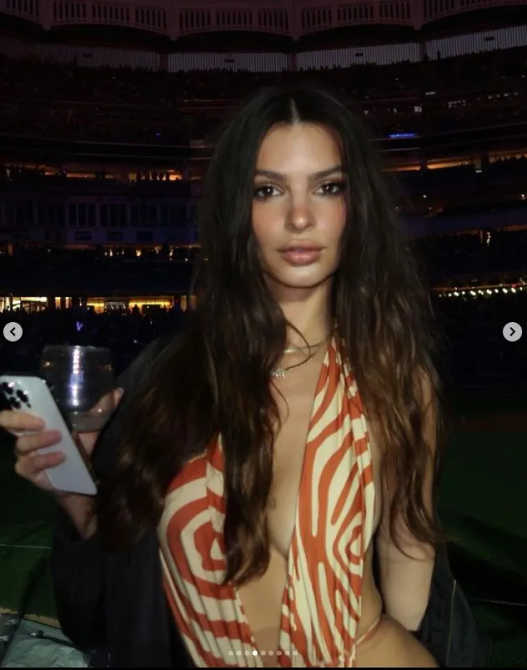 Emily Ratajkowski nabacila prozračnu majicu bez grudnjaka: 'Ako ti se gumbi otkopčaju, bit će mrtvih'