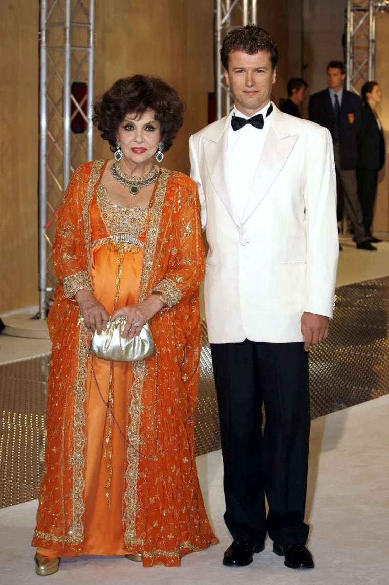 Da je sklona samozavaravanju pokazala je u listopadu 2006. godine, kad je objavila zaruke s 30 godina mlađim &scaron;panjolskim biznismenom Javierom Rihauom y Rafolsom. U siječnju 2013. glumica je pokrenula sudski postupak tražeći da se razvrgne njihov "lažni" brak, za koji ju je ona navodno dala pristanak putem opunomoćenika. Na kraju je Javier sudski odgovarao za krivotvorenje papira i prijevaru.