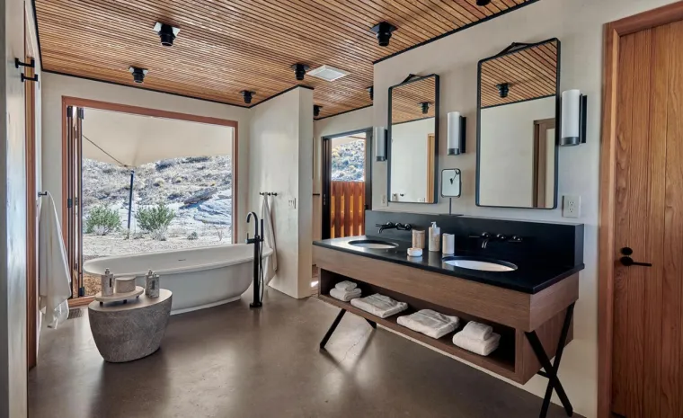 Amangiri ili "mirna planina" okružen je s pet nacionalnih parkova, brojnim spomenicima te Američkim indijanskim rezervatom. Usred pustinje smje&scaron;ten je prekrasan bazen iz kojeg se može uživati u spektakularnom pogledu, a na raspolaganju je i spa centar sa saunom, cold plunge bazenom, fitness centrom i yoga paviljonom. 