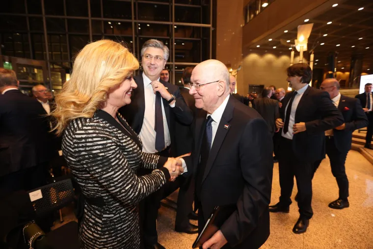 Da nam je znati što mu je šaptala: Kolinda i Plenković snimljeni u prvim redovima na promociji Granićeve knjige, pogledajte tko se još pojavio