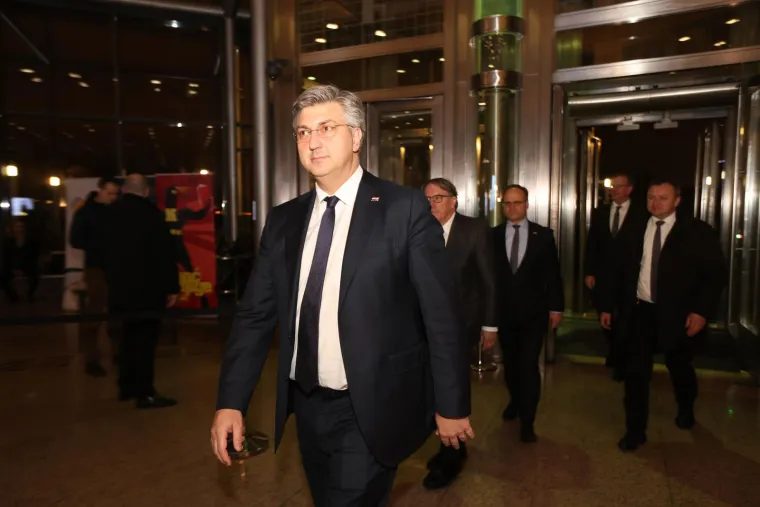 Da nam je znati što mu je šaptala: Kolinda i Plenković snimljeni u prvim redovima na promociji Granićeve knjige, pogledajte tko se još pojavio