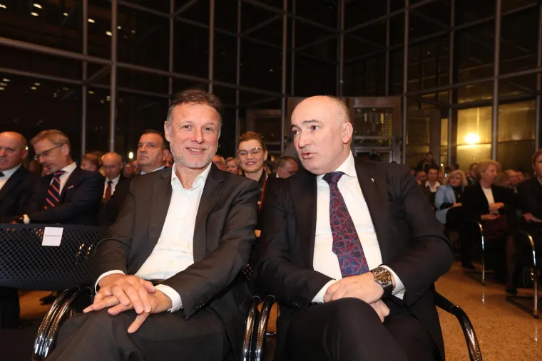 Da nam je znati što mu je šaptala: Kolinda i Plenković snimljeni u prvim redovima na promociji Granićeve knjige, pogledajte tko se još pojavio
