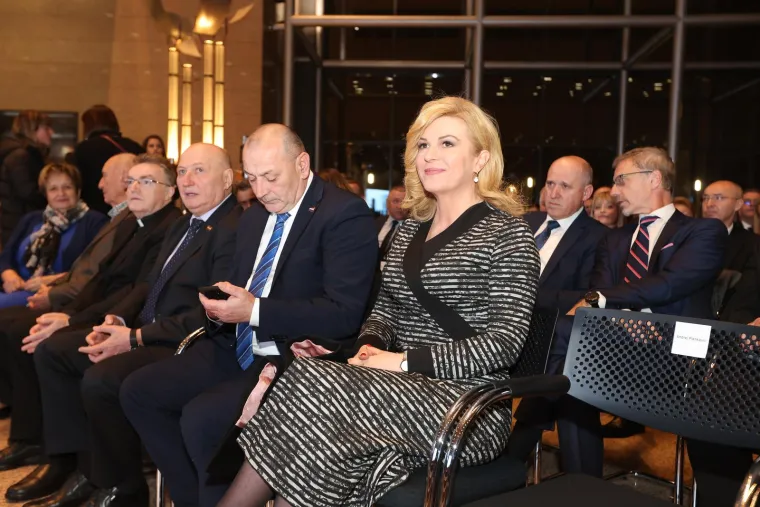 Da nam je znati što mu je šaptala: Kolinda i Plenković snimljeni u prvim redovima na promociji Granićeve knjige, pogledajte tko se još pojavio