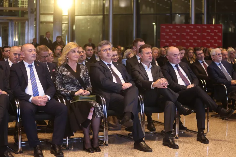 Da nam je znati što mu je šaptala: Kolinda i Plenković snimljeni u prvim redovima na promociji Granićeve knjige, pogledajte tko se još pojavio