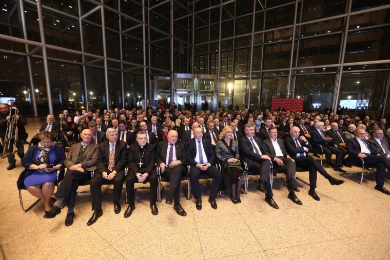 Da nam je znati što mu je šaptala: Kolinda i Plenković snimljeni u prvim redovima na promociji Granićeve knjige, pogledajte tko se još pojavio