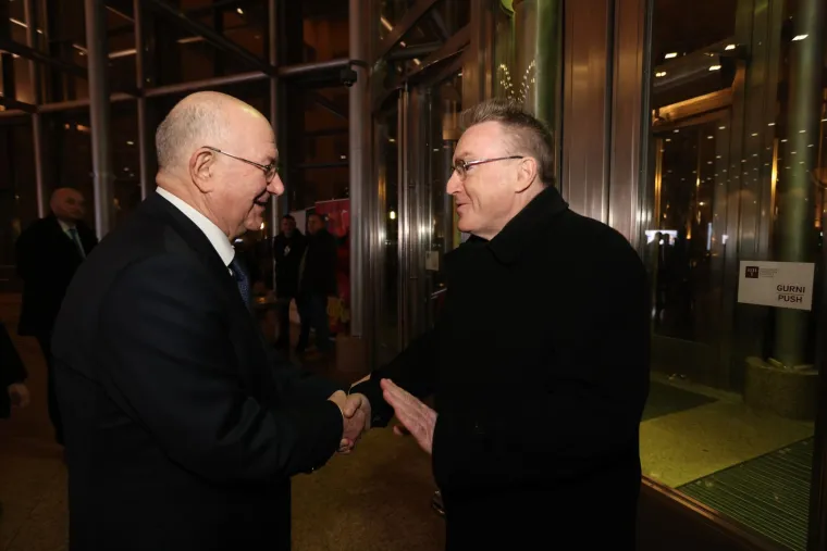 Da nam je znati što mu je šaptala: Kolinda i Plenković snimljeni u prvim redovima na promociji Granićeve knjige, pogledajte tko se još pojavio