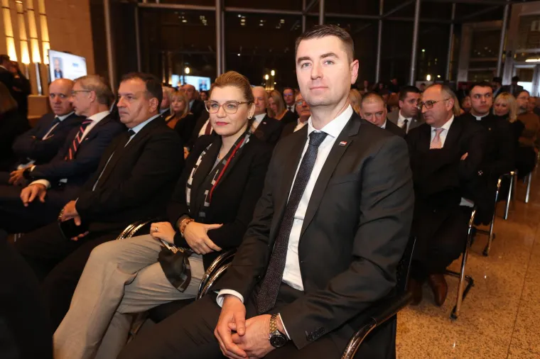 Da nam je znati što mu je šaptala: Kolinda i Plenković snimljeni u prvim redovima na promociji Granićeve knjige, pogledajte tko se još pojavio