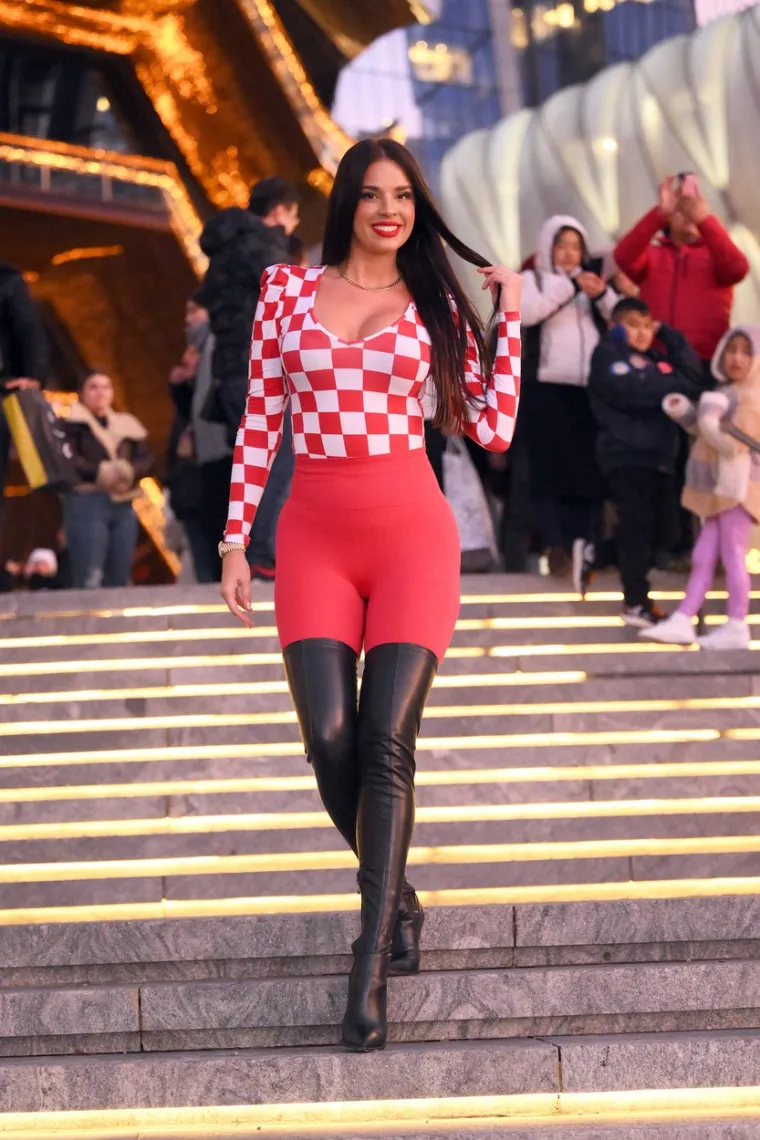 Ivana Knoll zauzela infarktnu pozu da prezentira guzu, ali fanovi su je prozvali: 'Ogradu je iskrivila da bi stražnjicu povećala'