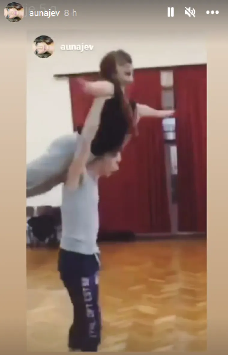 Naime, razvod Jelene i Momčila povezivala se s glumicom Anom Uršulom, koja je navode Storyja nedavno demantirala. &quot;Momo i ja smo kolege i nikad nismo imali, niti imamo ljubavni odnos. To da sam ja razlog njihovog razvoda nema nikakve veze s istinom i zdravim razumom. Bez ikakvog potkrijepljena, dokaza ili bilo kakvih suvislih informacija, proziva kao krivca za rastavu mojih kolega. Bez ikakve zadrške usuđuje me se nazvati razaračicom obitelji i braka&quot;, između ostalog rekla je glumica za Slobodnu Dalmaciju, a sada je mnoge iznenadila ovim strastvenim scenama koje možete vidjeti u galeriji...