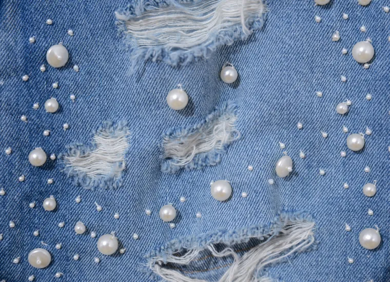 2. Nepotrebni detalji. Previše ružičaste, svjetlucavih i pretjeranih cvjetnih printova tjeraju žene u očaj. Sve što one trebaju su lijepe jednobojne kombinacije. Boje muške odjeće su raznolikije, dok žene dobiju samo jednu nijansu smeđe, ako imaju sreće. Od donjeg rublja s dragim kamenjem i čipkom do traperica s toliko dragulja da je neudobno sjediti u njima, ne možemo se ne zapitati što će još dizajneri smisliti da nam zakompliciraju život!