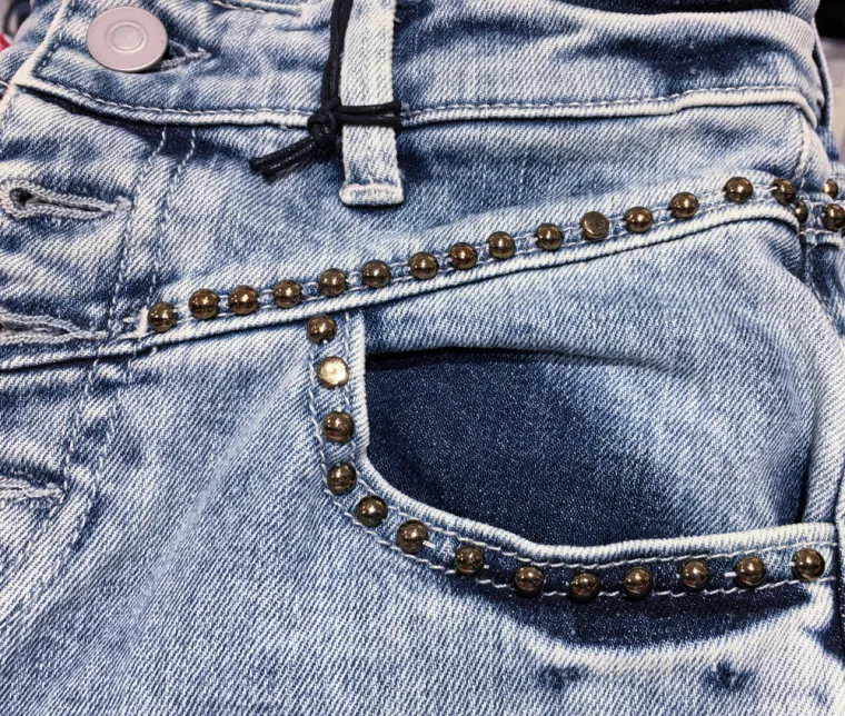 3. Mali džepovi ili nedostatak istih. Ženama ne trebaju lažni džepovi. Trebaju im pravi, veliki i funkcionalni džepovi u koje lako stane mobitel. Čak i dječja odjeća ima veće džepove!