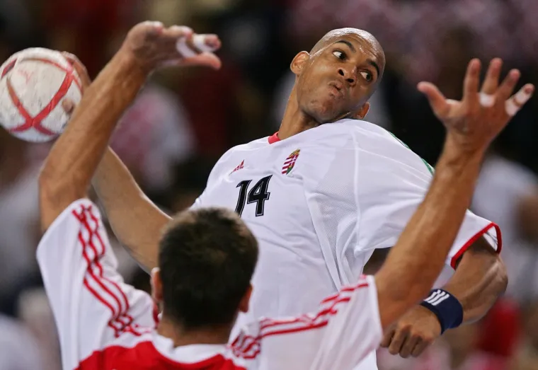 2003. - U godini kada je Hrvatska do&scaron;la do svog svjetskog zlata naturalizirani Kubanac u dresu Mađarske, Carlos Perez, okrunio se titulom najboljeg strijelca. Zabio je 64 gola ovaj čovjek s nevjerojatno zanimljivom životnom i sportskom pričom.