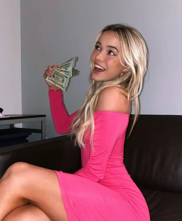 Provokativnoj studentici novi zakon omogućio da zarađuje milijune: Sve se otelo kontroli, angažirala je tjelohranitelje